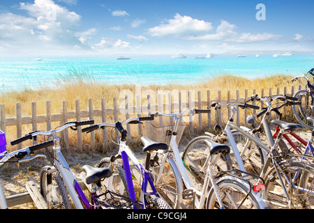 Parcheggio biciclette nella spiaggia di Illetes a Formentera Foto Stock