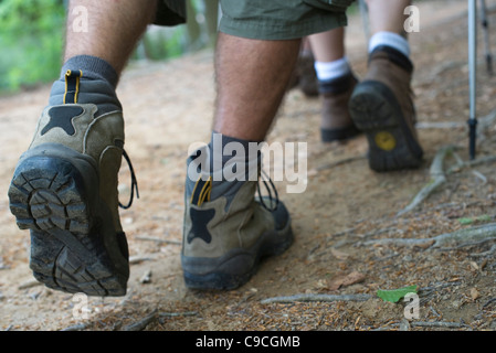 Gli escursionisti a piedi sul percorso, close-up di piedi Foto Stock