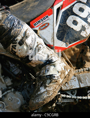 Un primo piano di stivali per motociclisti è raffigurato durante la gara di endurance Beach di Weston-super-Mare 2008, Somerset, Inghilterra, Regno Unito Foto Stock