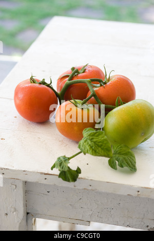 Pomodori maturazione sulla tabella Foto Stock