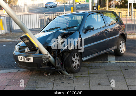 Volkswagen si è bloccato nel traffico leggero, London, England, Regno Unito Foto Stock