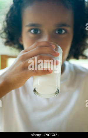 Ragazza di bere un bicchiere di latte Foto Stock