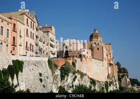 Vista sulle mura della città e la Cattedrale Santa Maria presso l area di Castello, Cagliari, Sardegna, Italia. Foto Stock