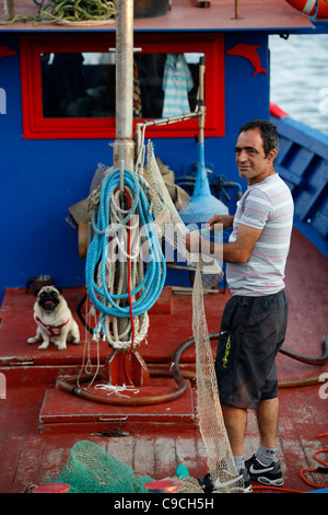 I pescatori del porto di Cagliari, Sardegna, Italia. Foto Stock