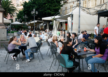 La gente seduta in un bar in piazza Yenne, Cagliari, Sardegna, Italia. Foto Stock