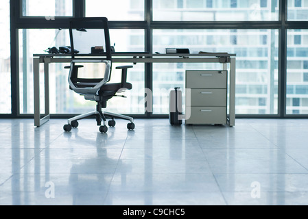 Scrivania e sedia per ufficio in ufficio vuoto Foto Stock