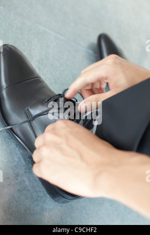 Le mani di legatura, passalacci ritagliato Foto Stock