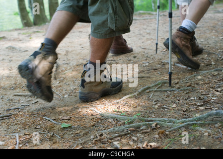 Gli escursionisti a piedi sul percorso, ritagliato Foto Stock