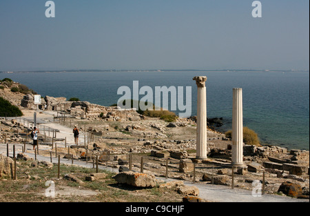 Vista sopra le rovine di Tharros e le colonne del Tempio Tetrastilo, la penisola del Sinis, Sardegna, Italia. Foto Stock