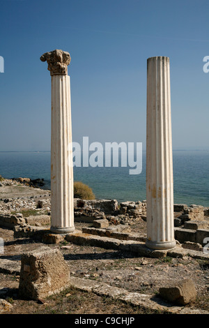 Vista sopra le rovine di Tharros e le colonne del Tempio Tetrastilo, la penisola del Sinis, Sardegna, Italia. Foto Stock