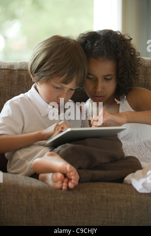 Chldren utilizzando tavoletta digitale Foto Stock