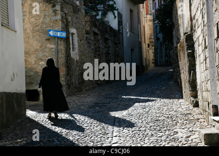 Vecchia donna vestita di nero, Oliena, Provincia di Nuoro, Sardegna, Italia. Foto Stock