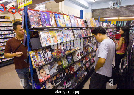 SHA WAN VILLAGE, PAN YU, nella provincia di Guangdong, Cina - Negozio vendita CD e DVD di musica e film. Foto Stock
