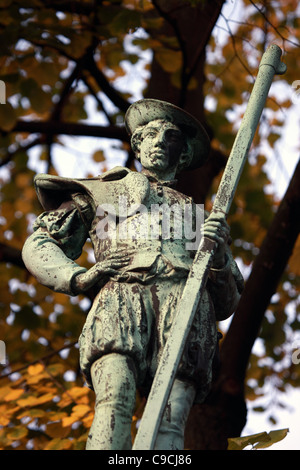Uno dei 48 statue che rappresentano le corporazioni medievali di Bruxelles che circondano la piazza Sablon a Bruxelles Foto Stock