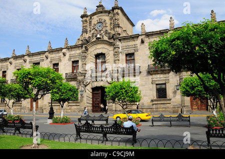 Messico, Jalisco, Guadalajara, Palacio del Gobierno, il Palazzo del Governo. La facciata esterna dalla Plaza de Armas con passaggio auto. Foto Stock