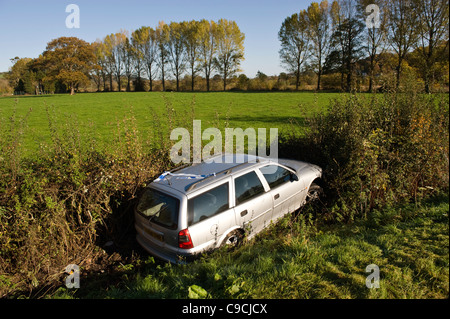 Car crash uk - Vauxhall Vectra station wagon in hedge in campagna a Glasbury-on-Wye Powys Wales UK Foto Stock