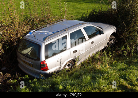 Vauxhall Vectra station wagon in hedge in campagna a Glasbury-on-Wye Powys Wales UK Foto Stock