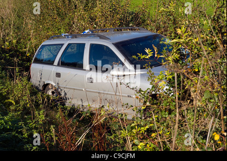 Vauxhall Vectra station wagon in hedge in campagna a Glasbury-on-Wye Powys Wales UK Foto Stock