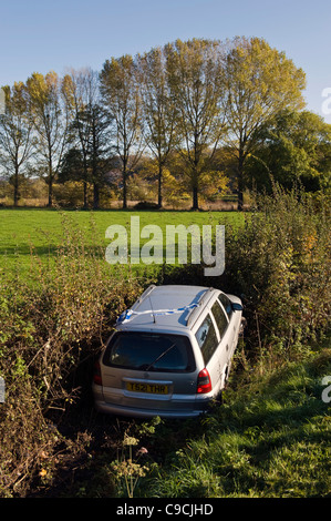 Vauxhall Vectra station wagon in hedge in campagna a Glasbury-on-Wye Powys Wales UK Foto Stock