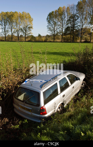 Vauxhall Vectra station wagon in hedge in campagna a Glasbury-on-Wye Powys Wales UK Foto Stock