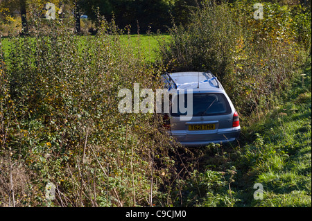 Vauxhall Vectra station wagon in hedge in campagna a Glasbury-on-Wye Powys Wales UK Foto Stock