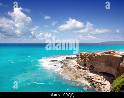 Cala en Baster di Formentera montagne costa nord della Spagna Foto Stock