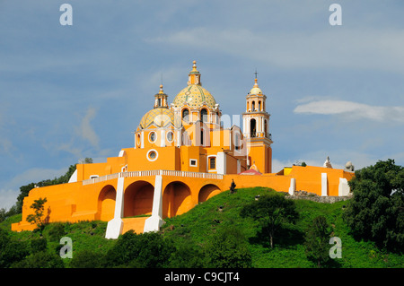 Messico, Puebla, Cholula, Chiesa di Neustra Senor de los Remedios o Nostra Signora di Remedios sul pendio boschivo sopra le rovine della piramide Foto Stock