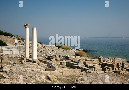 Vista sopra le rovine di Tharros e le colonne del Tempio Tetrastilo, la penisola del Sinis, Sardegna, Italia. Foto Stock