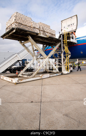 McDonnell Douglas DC-10 aerei cargo di caricamento per l'Afghanistan a Kent (Maston) International Airport Foto Stock