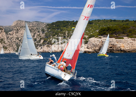 Barca a vela corsa nelle Calanques vicino Cassis, Provenza, Francia Foto Stock