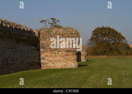 Le imponenti mura di Burgh Castle Roman Fort del Sassone Shore, nei pressi di Great Yarmouth, Norfolk, Inghilterra Foto Stock