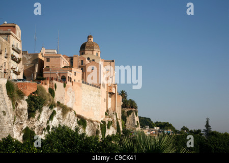 Vista sulle mura della città e la Cattedrale Santa Maria presso l area di Castello, Cagliari, Sardegna, Italia. Foto Stock