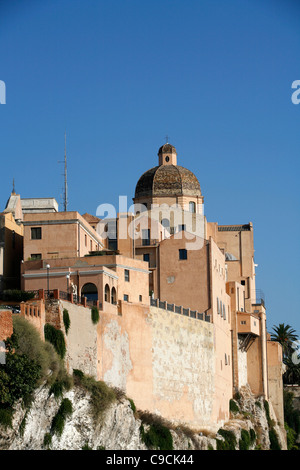 Vista sulle mura della città e la Cattedrale Santa Maria presso l area di Castello, Cagliari, Sardegna, Italia. Foto Stock