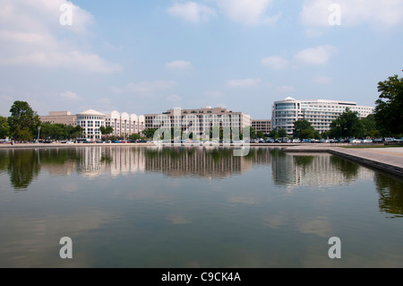 Edifici su Pennsylvania Avenue riflessa in Washington DC, Stati Uniti d'America Foto Stock