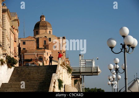 Vista sulle mura della città e la Cattedrale Santa Maria presso l area di Castello, Cagliari, Sardegna, Italia. Foto Stock