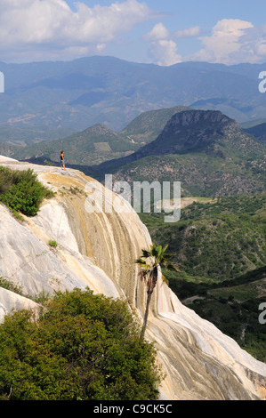 Messico Oaxaca, Hierve el Agua, turistica permanente sulla roccia calcarea affacciato sul paesaggio circostante. Foto Stock