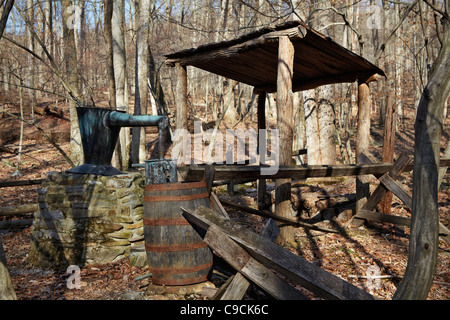 Vintage Divieto dell'epoca di whiskey di rame ancora presso la storica sfolgora Blue Moonshine distilleria sito, Thurmont, Maryland. Foto Stock