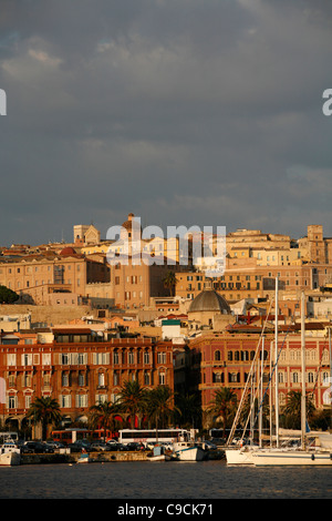 Vista dal porto su Cagliari, Sardegna, Italia. Foto Stock