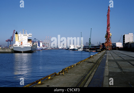 Vista di Kaiser-Wilhelm-Hafen nel porto di Amburgo. Foto Stock