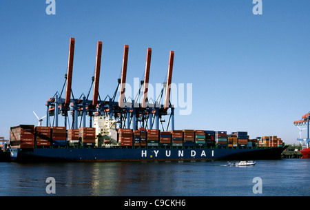 Sud coreano nave mercantile HYUNDAI coraggio a Altenwerder terminale per container nel porto di Amburgo. Foto Stock