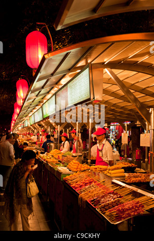 Serve cibo esotico a Wangfujing mercato notturno, Beijing,Repubblica popolare cinese Repubblica popolare cinese, in Asia Foto Stock