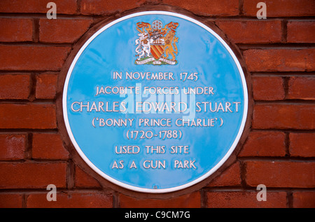 Targa blu segna il sito che Charles Edward Stuart utilizzato come una pistola park nel 1745. Byrom Street, Manchester, Inghilterra, Regno Unito Foto Stock