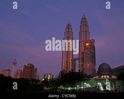 Petronas Twin Towers all'alba Foto Stock