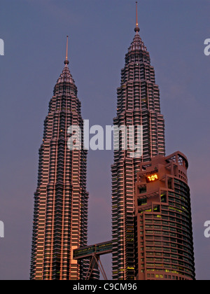 Petronas Twin Towers all'alba Foto Stock