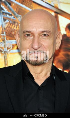 Sir Ben Kingsley presso gli arrivi per HUGO Premiere, il Teatro Ziegfeld, New York, NY Novembre 21, 2011. Foto di: Desiree Navarro/Everett Collection Foto Stock