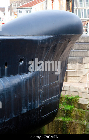 Pod sonar e portelli a siluro sul sommergibile HM Ocelot all'Historic Dockyard Chatham Foto Stock