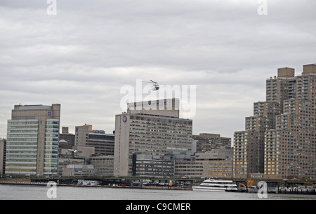 Grattacieli visto da turista viaggio in barca Manhattan New York New York STATI UNITI D'AMERICA America Foto Stock