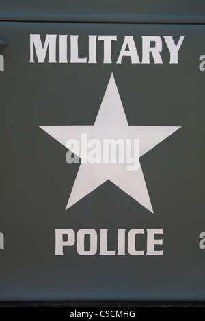 Close up "militare di polizia' logo su un carrello sul display a 2011 Guerra e Pace mostra al luppolo in fattoria, Paddock Wood, Kent, Regno Unito. Foto Stock