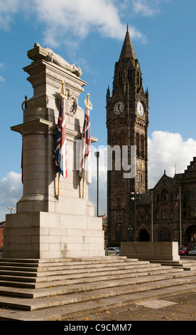 Il Memoriale di guerra, Sir Edwin Lutyens 1922, e il Municipio. Rochdale, Greater Manchester, Inghilterra, Regno Unito Foto Stock