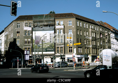 Scorrere verso il basso edificio di appartamenti a Chaussee-/ Ecke Hannoversche Strasse nel quartiere Mitte di Berlino. Foto Stock